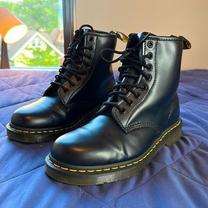 DR MARTENS 1460 SMOOTH LEATHER LACE UP BOOTS